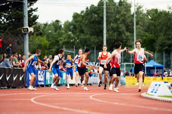 Erik Schmerler (TV Gross-Gerau),Vincent Benedix (StG Leipzig), Florian Zittel (LG Region Karlsruhe), Luis Baerwalde (ABC Ludwigshafen), Jonas Unruh (ABC Ludwigshafen) am 29.05.2022 waehrend der Deutschen Meisterschaften Langstaffel im Otto-Schott-Sportzentrum in Mainz